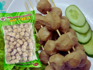 Bò Viên Chiên Hồng Hà – Món Ăn Vặt Đường Phố Được Yêu Thích Hiện Nay Bò viên chiên Hồng Hà là gì? Bò viên chiên Hồng Hà là một trong những sản phẩm bò viên được nhiều quán ăn vặt, xe cá viên chiên và cửa hàng đồ ăn nhanh lựa chọn hiện nay. Với hương vị đậm đà, độ dai vừa phải và chất lượng ổn định, bò viên Hồng Hà trở thành nguyên liệu quen thuộc trong các món ăn vặt đường phố tại Việt Nam. Sản phẩm được sản xuất theo quy trình chế biến thực phẩm hiện đại, đảm bảo vệ sinh an toàn thực phẩm. Khi chiên lên, bò viên có màu vàng hấp dẫn, lớp ngoài hơi giòn nhẹ, bên trong mềm dai và thơm mùi thịt bò đặc trưng. Đây là lý do khiến món bò viên chiên luôn nằm trong danh sách những món ăn vặt được yêu thích của học sinh, sinh viên và giới trẻ. Hương vị hấp dẫn của bò viên chiên Hồng Hà Một trong những điểm nổi bật của bò viên Hồng Hà chính là hương vị thơm ngon đặc trưng. Khi chiên nóng, bò viên tỏa ra mùi thơm hấp dẫn của thịt bò kết hợp với gia vị vừa miệng. Khi thưởng thức, thực khách sẽ cảm nhận được: Độ dai giòn vừa phải không quá bở Hương thịt bò đậm đà Vị mặn ngọt cân bằng dễ ăn Phù hợp khi ăn kèm với nhiều loại nước sốt đặc trưng Đặc biệt, bò viên chiên thường được ăn cùng các loại sốt quen thuộc như: Sốt bơ tỏi Sốt mắm tỏi Sốt sa tế cay Sốt tương ớt Nhờ vậy, món bò viên chiên không chỉ ngon mà còn tạo nên nhiều biến tấu hương vị khác nhau, phù hợp với khẩu vị của nhiều người. Vì sao bò viên chiên Hồng Hà được nhiều quán ăn vặt lựa chọn? Hiện nay, trên thị trường có rất nhiều loại bò viên khác nhau. Tuy nhiên, bò viên chiên Hồng Hà vẫn được nhiều người bán hàng ăn vặt lựa chọn nhờ những ưu điểm nổi bật sau: 1. Chất lượng ổn định Bò viên Hồng Hà có chất lượng tương đối đồng đều giữa các lô sản xuất. Điều này giúp các quán ăn vặt dễ dàng đảm bảo hương vị món ăn ổn định khi phục vụ khách hàng. 2. Dễ chế biến Sản phẩm có thể chế biến nhanh chóng bằng nhiều cách như: Chiên ngập dầu Nướng Nấu lẩu Nấu mì Trong đó, cách phổ biến nhất vẫn là bò viên chiên vàng giòn, dùng kèm với nước sốt đặc trưng của từng quán. 3. Phù hợp với mô hình kinh doanh ăn vặt Đối với các quán ăn vặt hoặc xe bán cá viên chiên, bò viên Hồng Hà là nguyên liệu dễ bảo quản, dễ chế biến và có mức giá hợp lý. Điều này giúp người bán dễ dàng tối ưu chi phí và tạo ra nhiều món ăn hấp dẫn cho thực khách. Cách chiên bò viên Hồng Hà ngon chuẩn quán ăn vặt Để món bò viên chiên đạt hương vị ngon nhất, người bán thường áp dụng một số mẹo chế biến đơn giản: Rã đông bò viên trước khi chiên khoảng 5 – 10 phút Đun nóng dầu ở nhiệt độ vừa phải Chiên bò viên cho đến khi lớp ngoài vàng nhẹ Không chiên quá lâu để tránh bò viên bị khô Sau khi chiên xong, bò viên có thể được cắt đôi hoặc để nguyên viên rồi trộn cùng nước sốt. Đây chính là cách làm phổ biến tại các quán ăn vặt hiện nay. Bò viên chiên – Món ăn vặt đường phố quen thuộc Bò viên chiên từ lâu đã trở thành một phần không thể thiếu của văn hóa ăn vặt đường phố Việt Nam. Từ các xe cá viên chiên nhỏ ven đường đến các quán ăn vặt lớn, món ăn này luôn có sức hút đặc biệt với thực khách. Vị thơm ngon, dễ ăn và giá thành hợp lý giúp bò viên chiên phù hợp với nhiều đối tượng như: Học sinh – sinh viên Nhân viên văn phòng Gia đình có trẻ nhỏ Các nhóm bạn tụ tập ăn vặt buổi tối Chỉ cần một phần bò viên chiên nóng hổi cùng nước sốt đậm đà là đã có thể tạo nên một bữa ăn vặt hấp dẫn và vui vẻ. Thưởng thức bò viên chiên tại Chú Mập Ăn Vặt Nếu bạn đang tìm một địa điểm thưởng thức bò viên chiên thơm ngon, bạn có thể ghé Chú Mập Ăn Vặt – nơi phục vụ nhiều món ăn vặt hấp dẫn như cá viên chiên sốt, mì cay, mì trộn và nhiều món ăn nhanh khác. Chú Mập Ăn Vặt thông tin 📍 Địa chỉ: Đường Tôn Đức Thắng (Đầu Đường Mới), Long Thành, Đồng Nai ⏰ Thời gian mở cửa: 16:00 – 22:00 mỗi ngày 📞 Hotline: 0947 339 279 Không gian quán rộng rãi, thoáng mát, rất phù hợp để bạn bè tụ tập, ăn vặt và trò chuyện sau giờ học hoặc giờ làm.