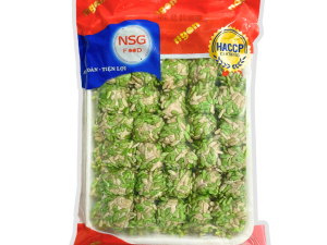 Viên Cốm Xanh là món ăn vặt quen thuộc và được nhiều bạn trẻ yêu thích nhờ màu sắc bắt mắt cùng hương vị giòn ngon đặc trưng. Sản phẩm được làm từ phần nhân cá hoặc hải sản xay nhuyễn, tẩm ướp gia vị vừa ăn, sau đó phủ bên ngoài một lớp cốm xanh giòn rụm. Khi chiên trong dầu nóng, lớp cốm bên ngoài nở đều, tạo nên lớp vỏ vàng giòn hấp dẫn, còn phần nhân bên trong vẫn mềm, thơm và đậm đà. Điểm nổi bật của viên cốm xanh chính là lớp áo cốm giòn tan, mang lại cảm giác thú vị khi thưởng thức. Khi cắn vào, thực khách sẽ cảm nhận được sự hòa quyện giữa vị giòn của lớp cốm và vị ngọt nhẹ của phần nhân bên trong. Món ăn thường được dùng nóng để giữ được độ giòn ngon tốt nhất. Viên cốm xanh rất phù hợp để ăn kèm với các loại nước chấm như tương ớt, tương cà, sốt mayonnaise hoặc các loại sốt đặc trưng của quán ăn vặt. Đây là món ăn thường xuất hiện trong các quầy đồ chiên, xe bán đồ ăn vặt hoặc các buổi tụ họp bạn bè, mang lại hương vị thơm ngon và dễ ăn cho mọi lứa tuổi. Với cách chế biến nhanh chóng và hương vị hấp dẫn, viên cốm xanh chiên là lựa chọn lý tưởng cho các quán ăn vặt, đặc biệt khi kết hợp cùng các món khác như cá viên chiên, bò viên chiên, tôm viên chiên hoặc khoai tây chiên để tạo thành một combo ăn vặt đa dạng và hấp dẫn.