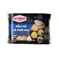 Đậu Hủ Phô Mai LCFOOD – Giòn Bên Ngoài, Béo Tan Bên Trong Đậu hủ phô mai LCFOOD là món ăn vặt hấp dẫn được nhiều người yêu thích nhờ sự kết hợp độc đáo giữa lớp vỏ đậu hủ mềm mịn và phần nhân phô mai béo thơm bên trong. Với hương vị đặc trưng cùng kết cấu thú vị, đây là món ăn cực kỳ phù hợp cho các quán ăn vặt, quán lẩu hoặc những buổi tụ tập bạn bè. Sản phẩm được làm từ đậu hủ kết hợp với nhân phô mai thơm béo, tạo nên những viên đậu hủ có lớp ngoài mềm mịn nhưng khi chiên lên lại trở nên vàng giòn hấp dẫn. Khi cắn vào, lớp vỏ bên ngoài hơi giòn nhẹ, bên trong là phần phô mai tan chảy béo ngậy, mang đến cảm giác vừa mềm vừa béo cực kỳ “bắt vị”. Đậu hủ phô mai LCFOOD rất dễ chế biến. Chỉ cần chiên ngập dầu trong vài phút là món ăn đã chín vàng đẹp mắt và tỏa mùi thơm hấp dẫn. Ngoài cách chiên giòn để ăn vặt, sản phẩm còn có thể dùng trong nhiều món ăn khác như: Thả vào lẩu cay, lẩu thái hoặc lẩu hải sản Ăn kèm mì, bún hoặc bánh mì Kết hợp với các loại cá viên, bò viên trong món viên chiên thập cẩm Dùng làm món ăn vặt chấm cùng tương ớt, tương cà hoặc sốt phô mai Nhờ hương vị béo thơm đặc trưng và kết cấu mềm mịn, đậu hủ phô mai LCFOOD luôn là món được nhiều bạn trẻ yêu thích khi thưởng thức các món ăn vặt. Tại Chú Mập Ăn Vặt, đậu hủ phô mai thường được chiên nóng hổi, ăn kèm các loại sốt đậm đà, tạo nên món ăn vặt vừa thơm ngon vừa hấp dẫn cho những buổi tụ tập cùng bạn bè. 📍 Chú Mập Ăn Vặt Địa chỉ: Đường Tôn Đức Thắng (Đầu Đường Mới), Long Thành, Đồng Nai ⏰ Thời gian mở cửa: 16:00 – 22:00 📞 Hotline đặt món: 0947 339 279