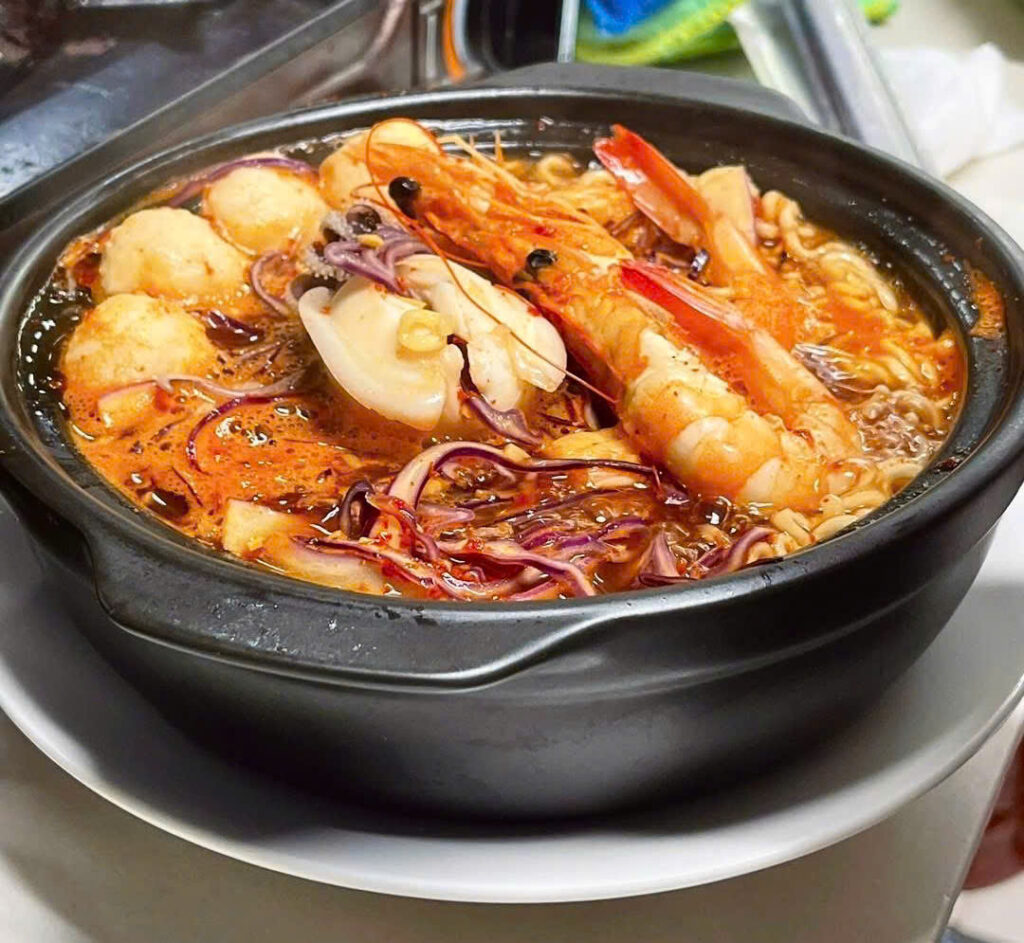 🔥 Mì cay “signature” khiến giới trẻ Long Thành mê mẩn Nhắc đến các món ăn vặt “gây nghiện” tại Chú Mập Ăn Vặt thì chắc chắn không thể bỏ qua mì cay. Với hương vị đậm đà, topping đầy đặn và mức giá cực kỳ hợp lý, mì cay tại đây luôn nằm trong top món bán chạy nhất Đặc biệt, quán phục vụ 3 loại mì cay hấp dẫn gồm mì cay cá viên, mì cay bò và mì cay hải sản. Mỗi loại đều có hương vị riêng nhưng đều mang điểm chung là nước dùng đậm vị, cay tê hấp dẫn và cực kỳ bắt miệng 🍢 Mì Cay Cá Viên – Ngon, rẻ, dễ ăn Nếu bạn thích một món mì cay vừa ngon vừa “hợp túi tiền” thì mì cay cá viên là lựa chọn hoàn hảo 🍢 Cá viên dai ngon, chiên hoặc trụng đều hấp dẫn 🌶️ Nước dùng cay nhẹ, dễ ăn với nhiều người 🍜 Sợi mì mềm vừa phải, không bị bở Món này rất phù hợp cho học sinh, sinh viên hoặc những bạn không ăn cay quá tốt nhưng vẫn muốn trải nghiệm mì cay. Đây cũng là lựa chọn phổ biến khi đi ăn nhóm 🥩 Mì Cay Bò – Đậm đà, no nê Mì cay bò là lựa chọn dành cho những ai thích vị đậm đà và muốn ăn “chắc bụng” hơn 🥩 Thịt bò mềm, ngọt tự nhiên 🌶️ Nước dùng cay đậm, dậy vị 🥬 Kết hợp rau và topping cân bằng Khi ăn, bạn sẽ cảm nhận được vị ngọt từ thịt bò hòa quyện với nước dùng cay nóng, tạo nên một tổng thể cực kỳ hấp dẫn. Đây là món rất phù hợp cho bữa ăn tối hoặc khi đi cùng nhóm bạn 🦐 Mì Cay Hải Sản – Đậm vị biển, cực cuốn Nếu bạn là tín đồ hải sản thì chắc chắn không thể bỏ qua mì cay hải sản tại Chú Mập 🦐 Tôm, mực tươi ngon 🍥 Thêm nhiều topping đa dạng 🌶️ Nước dùng cay chua nhẹ, đậm vị Hải sản tươi kết hợp cùng nước dùng cay tạo nên một hương vị rất riêng, vừa đậm đà vừa thanh nhẹ. Đây là món được nhiều bạn trẻ lựa chọn khi muốn “đổi vị” 🌶️ Cấp độ cay tùy chọn – Ăn theo gu của bạn Một điểm cực kỳ thú vị khi ăn mì cay tại Chú Mập là bạn có thể chọn cấp độ cay phù hợp 🌶️ Không cay – dành cho người mới 🌶️ Cay nhẹ – dễ ăn, không quá gắt 🌶️ Cay vừa – chuẩn vị mì cay 🌶️ Cay nhiều – thử thách vị giác Dù bạn là “team ăn cay” hay không ăn cay, quán đều có thể đáp ứng 🏡 Không gian thoải mái – Ăn mì cay càng vui Không chỉ có đồ ăn ngon, Chú Mập Ăn Vặt còn có không gian rất phù hợp để thưởng thức mì cay cùng bạn bè 🌿 Sân ngoài trời rộng rãi, thoáng mát 🎉 Không khí buổi tối nhộn nhịp 💬 Thích hợp tụ tập, trò chuyện Ngồi cùng bạn bè, ăn mì cay nóng hổi và “xuýt xoa” vì cay chính là trải nghiệm cực kỳ thú vị mà bạn không nên bỏ lỡ 💰 Giá cả hợp lý – Ăn ngon không lo ví Mì cay tại quán có mức giá rất hợp lý Phù hợp học sinh, sinh viên Có thể gọi thêm nhiều món ăn kèm Ăn no mà không tốn quá nhiều chi phí Đây là điểm cộng lớn giúp quán luôn đông khách, đặc biệt vào buổi tối 📍 Thông tin liên hệ 📍 Địa chỉ Đường Tôn Đức Thắng (Đầu Đường Mới), Long Thành, Đồng Nai ⏰ Giờ mở cửa 16:00 – 22:00 📞 Hotline 0947 339 279 🌐 Fanpage https://www.facebook.com/profile.php?id=61568173845754 👉 Theo dõi Chú Mập Ăn Vặt  để cập nhật menu mới và các chương trình ưu đãi hấp dẫn