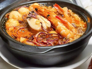 🔥 Mì cay “signature” khiến giới trẻ Long Thành mê mẩn Nhắc đến các món ăn vặt “gây nghiện” tại Chú Mập Ăn Vặt thì chắc chắn không thể bỏ qua mì cay. Với hương vị đậm đà, topping đầy đặn và mức giá cực kỳ hợp lý, mì cay tại đây luôn nằm trong top món bán chạy nhất Đặc biệt, quán phục vụ 3 loại mì cay hấp dẫn gồm mì cay cá viên, mì cay bò và mì cay hải sản. Mỗi loại đều có hương vị riêng nhưng đều mang điểm chung là nước dùng đậm vị, cay tê hấp dẫn và cực kỳ bắt miệng 🍢 Mì Cay Cá Viên – Ngon, rẻ, dễ ăn Nếu bạn thích một món mì cay vừa ngon vừa “hợp túi tiền” thì mì cay cá viên là lựa chọn hoàn hảo 🍢 Cá viên dai ngon, chiên hoặc trụng đều hấp dẫn 🌶️ Nước dùng cay nhẹ, dễ ăn với nhiều người 🍜 Sợi mì mềm vừa phải, không bị bở Món này rất phù hợp cho học sinh, sinh viên hoặc những bạn không ăn cay quá tốt nhưng vẫn muốn trải nghiệm mì cay. Đây cũng là lựa chọn phổ biến khi đi ăn nhóm 🥩 Mì Cay Bò – Đậm đà, no nê Mì cay bò là lựa chọn dành cho những ai thích vị đậm đà và muốn ăn “chắc bụng” hơn 🥩 Thịt bò mềm, ngọt tự nhiên 🌶️ Nước dùng cay đậm, dậy vị 🥬 Kết hợp rau và topping cân bằng Khi ăn, bạn sẽ cảm nhận được vị ngọt từ thịt bò hòa quyện với nước dùng cay nóng, tạo nên một tổng thể cực kỳ hấp dẫn. Đây là món rất phù hợp cho bữa ăn tối hoặc khi đi cùng nhóm bạn 🦐 Mì Cay Hải Sản – Đậm vị biển, cực cuốn Nếu bạn là tín đồ hải sản thì chắc chắn không thể bỏ qua mì cay hải sản tại Chú Mập 🦐 Tôm, mực tươi ngon 🍥 Thêm nhiều topping đa dạng 🌶️ Nước dùng cay chua nhẹ, đậm vị Hải sản tươi kết hợp cùng nước dùng cay tạo nên một hương vị rất riêng, vừa đậm đà vừa thanh nhẹ. Đây là món được nhiều bạn trẻ lựa chọn khi muốn “đổi vị” 🌶️ Cấp độ cay tùy chọn – Ăn theo gu của bạn Một điểm cực kỳ thú vị khi ăn mì cay tại Chú Mập là bạn có thể chọn cấp độ cay phù hợp 🌶️ Không cay – dành cho người mới 🌶️ Cay nhẹ – dễ ăn, không quá gắt 🌶️ Cay vừa – chuẩn vị mì cay 🌶️ Cay nhiều – thử thách vị giác Dù bạn là “team ăn cay” hay không ăn cay, quán đều có thể đáp ứng 🏡 Không gian thoải mái – Ăn mì cay càng vui Không chỉ có đồ ăn ngon, Chú Mập Ăn Vặt còn có không gian rất phù hợp để thưởng thức mì cay cùng bạn bè 🌿 Sân ngoài trời rộng rãi, thoáng mát 🎉 Không khí buổi tối nhộn nhịp 💬 Thích hợp tụ tập, trò chuyện Ngồi cùng bạn bè, ăn mì cay nóng hổi và “xuýt xoa” vì cay chính là trải nghiệm cực kỳ thú vị mà bạn không nên bỏ lỡ 💰 Giá cả hợp lý – Ăn ngon không lo ví Mì cay tại quán có mức giá rất hợp lý Phù hợp học sinh, sinh viên Có thể gọi thêm nhiều món ăn kèm Ăn no mà không tốn quá nhiều chi phí Đây là điểm cộng lớn giúp quán luôn đông khách, đặc biệt vào buổi tối 📍 Thông tin liên hệ 📍 Địa chỉ Đường Tôn Đức Thắng (Đầu Đường Mới), Long Thành, Đồng Nai ⏰ Giờ mở cửa 16:00 – 22:00 📞 Hotline 0947 339 279 🌐 Fanpage https://www.facebook.com/profile.php?id=61568173845754 👉 Theo dõi Chú Mập Ăn Vặt  để cập nhật menu mới và các chương trình ưu đãi hấp dẫn