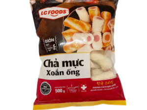 Chả Mực Xoắn LCFOOD – Giòn Dai, Thơm Ngon Hấp Dẫn Chả mực xoắn LCFOOD là một trong những món ăn vặt và nguyên liệu chế biến được nhiều người yêu thích nhờ hương vị thơm ngon, kết cấu dai giòn và hình dáng xoắn độc đáo. Sản phẩm được làm từ nguồn nguyên liệu mực chọn lọc, kết hợp cùng gia vị vừa phải, mang đến vị ngọt tự nhiên và mùi thơm đặc trưng của hải sản. Điểm nổi bật của chả mực xoắn LCFOOD chính là hình dạng xoắn đẹp mắt, giúp món ăn trở nên hấp dẫn hơn khi chế biến. Khi chiên lên, từng miếng chả mực vàng giòn bên ngoài nhưng bên trong vẫn giữ được độ mềm và dai đặc trưng. Mỗi miếng cắn vào đều cảm nhận được vị mực đậm đà, thơm ngon và cực kỳ “bắt miệng”. Sản phẩm rất dễ chế biến và phù hợp với nhiều món ăn khác nhau. Chỉ cần chiên trong dầu nóng khoảng vài phút là chả mực đã chín vàng, tỏa hương thơm hấp dẫn. Ngoài ra, chả mực xoắn LCFOOD còn có thể dùng để: Thả lẩu hải sản Ăn kèm mì hoặc bún Làm topping cho các món ăn vặt Kết hợp trong các món chiên thập cẩm Với hương vị dễ ăn, màu sắc bắt mắt và cách chế biến nhanh gọn, chả mực xoắn LCFOOD rất phù hợp cho các quán ăn vặt, quán lẩu hoặc những buổi tụ tập bạn bè tại nhà. Tại Chú Mập Ăn Vặt, các món viên chiên và chả mực luôn được lựa chọn từ nguồn sản phẩm chất lượng để mang đến cho khách hàng những món ăn nóng hổi, thơm ngon và hấp dẫn nhất. 📍 Chú Mập Ăn Vặt Địa chỉ: Đường Tôn Đức Thắng (Đầu Đường Mới), Long Thành, Đồng Nai ⏰ Thời gian mở cửa: 16:00 – 22:00 📞 Hotline đặt món: 0947 339 279